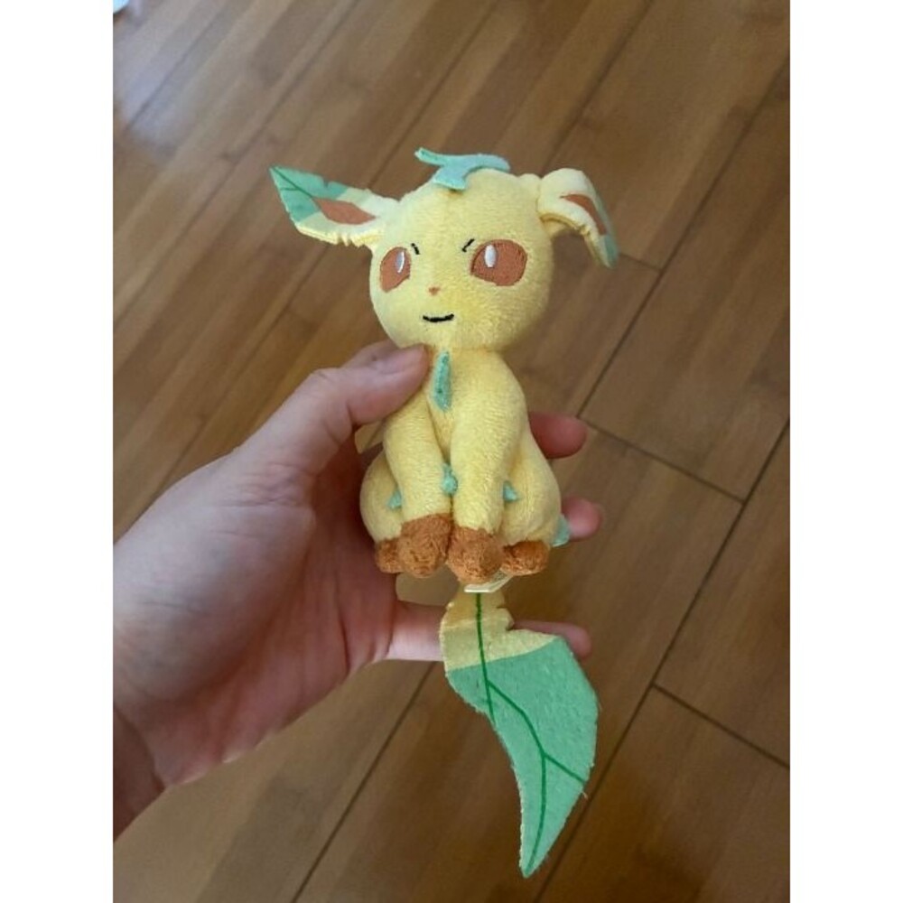 Pokemon Small Mini Leafeon Sitting PLushie Banpresto